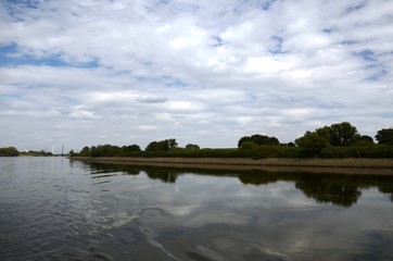 Elbe : sortie du port d’Hambourg (Allemagne)
