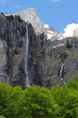 Obraz premium Une cascade en montagne dans les Alpes en France avec des arbres et de la neige