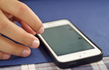 Eine junge Frau recherchiert auf ihrem Smartphone im Internet 