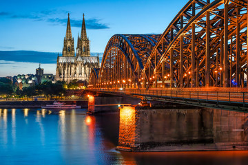 Köln Skyline mit Kölner Dom und Hohenzollernbrücke bei Nacht