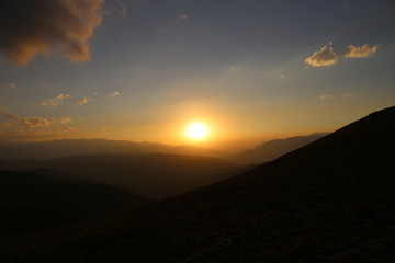 Tian Shan Gebirge und Sonnenuntergang