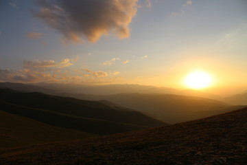 Tian Shan Gebirge und Sonnenuntergang