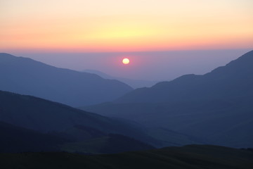 Sonnenuntergang in Gebirge