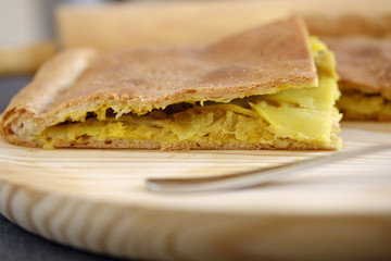 Empanada gallega al horno con patata y atún