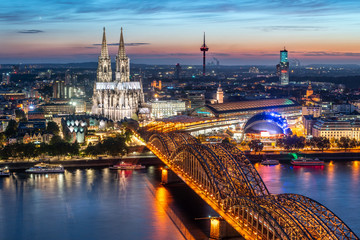 Fototapeta na wymiar Köln Skyline mit Kölner Dom und Hohenzollernbrücke bei Nacht