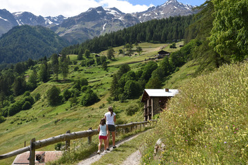 Fototapeta na wymiar escursione in montagna paese di montagna bambini gita camminare benessere escursione 
