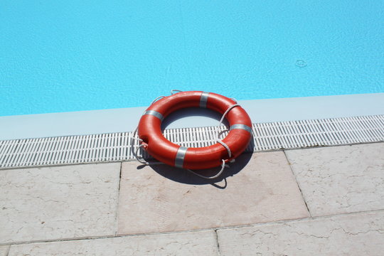 Rettungsring liegt am Pool im Urlaub