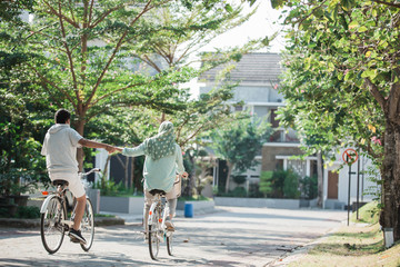 Fototapeta premium muslim couple riding a bike