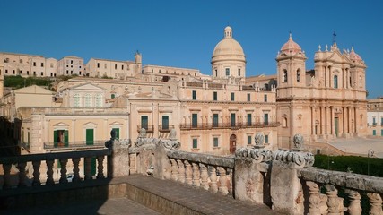 Fototapeta na wymiar Noto en Sicile, vue sur la cathédrale San Nicolo et les palais baroques de la ville (Italie)