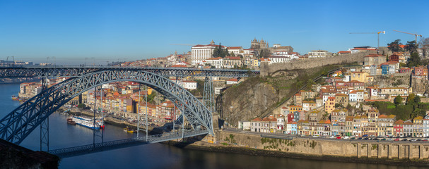 Obraz premium Panorama view of the historic city center with the famous ponte Dom Luiz bridge in Porto, Portugal