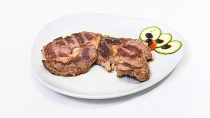 fettina di carne arrosto servita in un piatto bianco