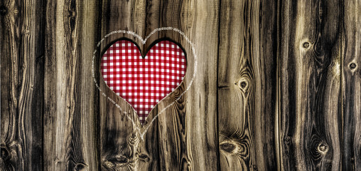 Herz in Holzwand