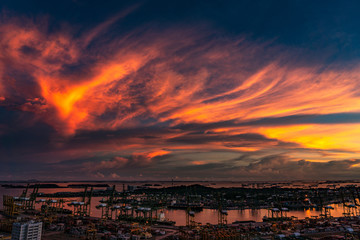 夕暮れ時の壮大な雲とシンガポールのコンテナターミナル