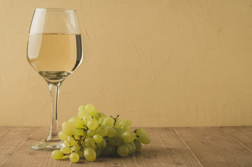 Fototapeta premium white wine and grape/wineglass with white wine and grape, copy space