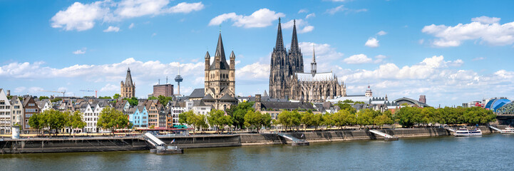 Köln Skyline Panorama im Sommer - obrazy, fototapety, plakaty