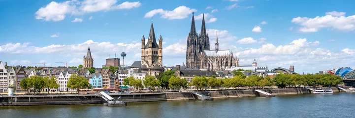 Köln Skyline Panorama im Sommer © eyetronic