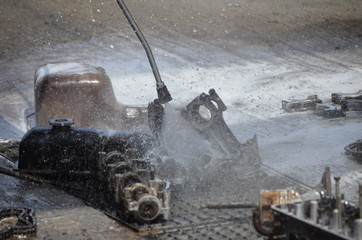 THE MAN MAKES, CLEANS THE ENGINE WITH THE VEHICLE
