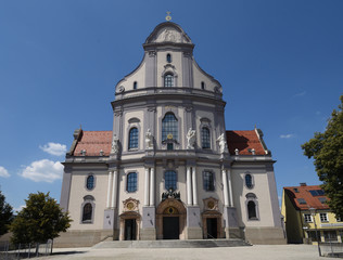 Fototapeta na wymiar Altötting, Bayern, Deutschland - Juli 30, 2018 : Ein Blick auf die Basilika St.Anna in Altötting.