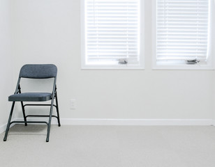 白い部屋と椅子