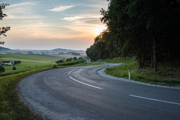 Kurve Landstraße Sonnenuntergang