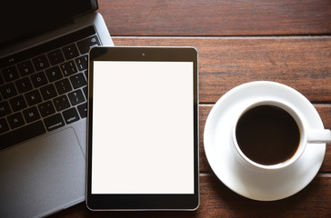 Fototapeta na wymiar tablet Blank screen and Hot coffee On the desk 