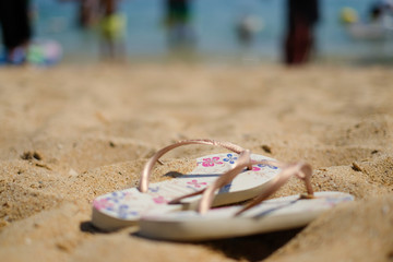 砂浜のビーチサンダル