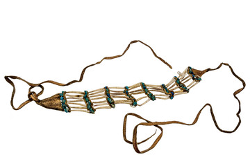 Indianische Halskette aus Muscheln, Türkis und Lederstreifen. Freigestellt auf weiß  