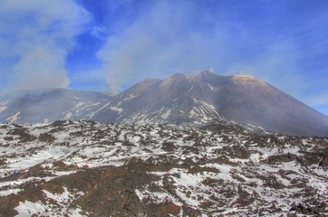 Rauch und Schnee auf dem Vulkan Ätna