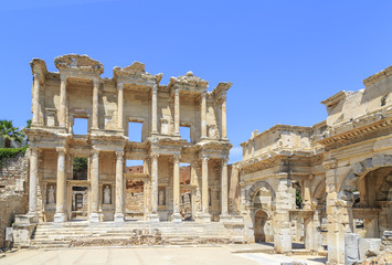 Obraz premium Celsus library in antique city Ephesus in Izmir, Turkey