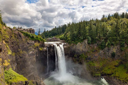 Snoqualmie Falls in Washington State on a cloudy day