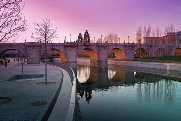 Atardecer en el Puente de Toledo en el parque de Madrid Rio