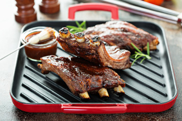 Grilled ribs with barbeque sauce