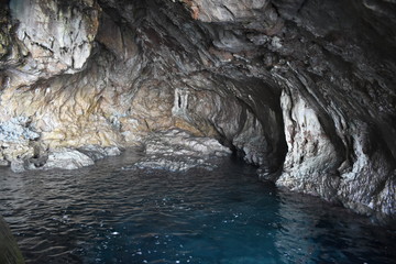 Naturhöhle Im Küstenfels im Norden von Mallorca