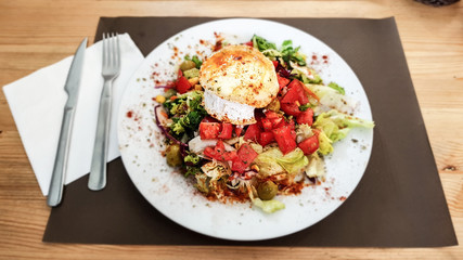Ensalada mediterranea con queso de cabra