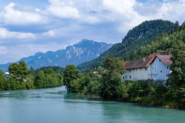 Fototapeta na wymiar Blick auf die bayrischen Alpen mit Bergen, Wäldern und Gebäuden an der Lech