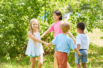 Kinder machen einen Kreistanz