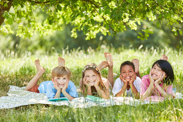 Kinder beim Faulenzen in den Sommer Ferien