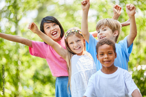 "Multikulturelle Kindergarten Gruppe freut sich" Stockfotos und