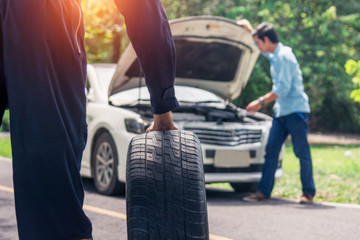 Outdoor tire repairer To help businessmen lose the car.