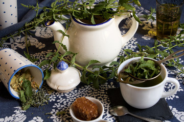 Teezeit mit frischen Minze-Tee in einer schönen Teekanne