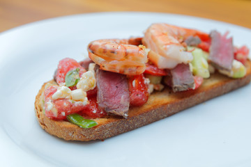 Bruschetta mit Roastbeef und Garnelen
