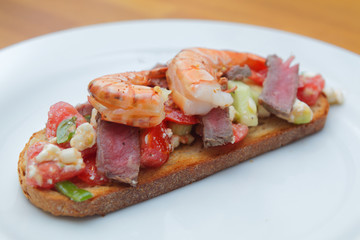 Bruschetta mit Roastbeef und Garnelen