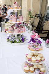 Sweettable auf Hochzeit mit Kuchen 