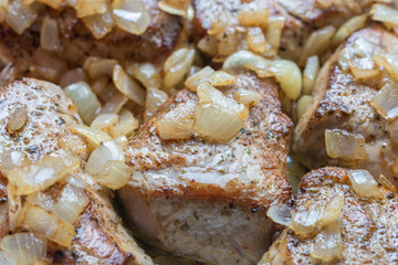 Lecker angebratene und mit Zwiebeln verfeinerte Schweinemedaillons aus Schweinefilet
