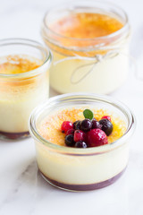 natillas caseras con frutos rojos