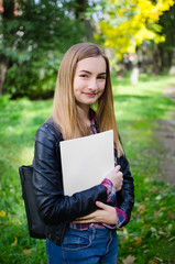 Obraz premium Teen girl outdoor holding books