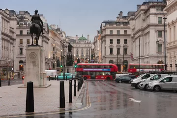 Deurstickers Openbaar vervoer in Waterloo plaats in regenachtige vroege ochtend in Londen, Verenigd Koninkrijk © patrikslezak