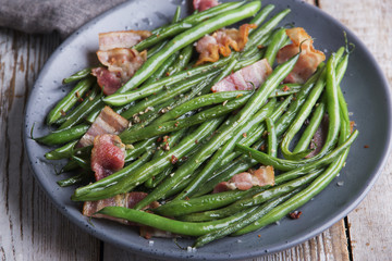 green roast beans with bacon on a plate