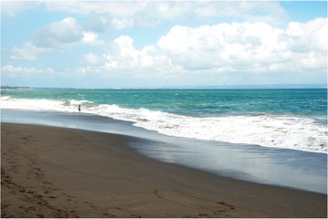 Fototapeta na wymiar The coast of Pantai Batu Bolong Beach and sea with huge waves, south Bali, Indonesia 