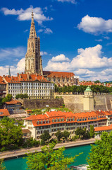 Obraz premium Bern mit Berner Münster, Aare und Münsterplattform,Schweiz